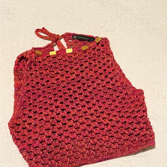 Chic Red Knit Sleeveless Top with Gold Accents S-Petite - Picture 3 of 6